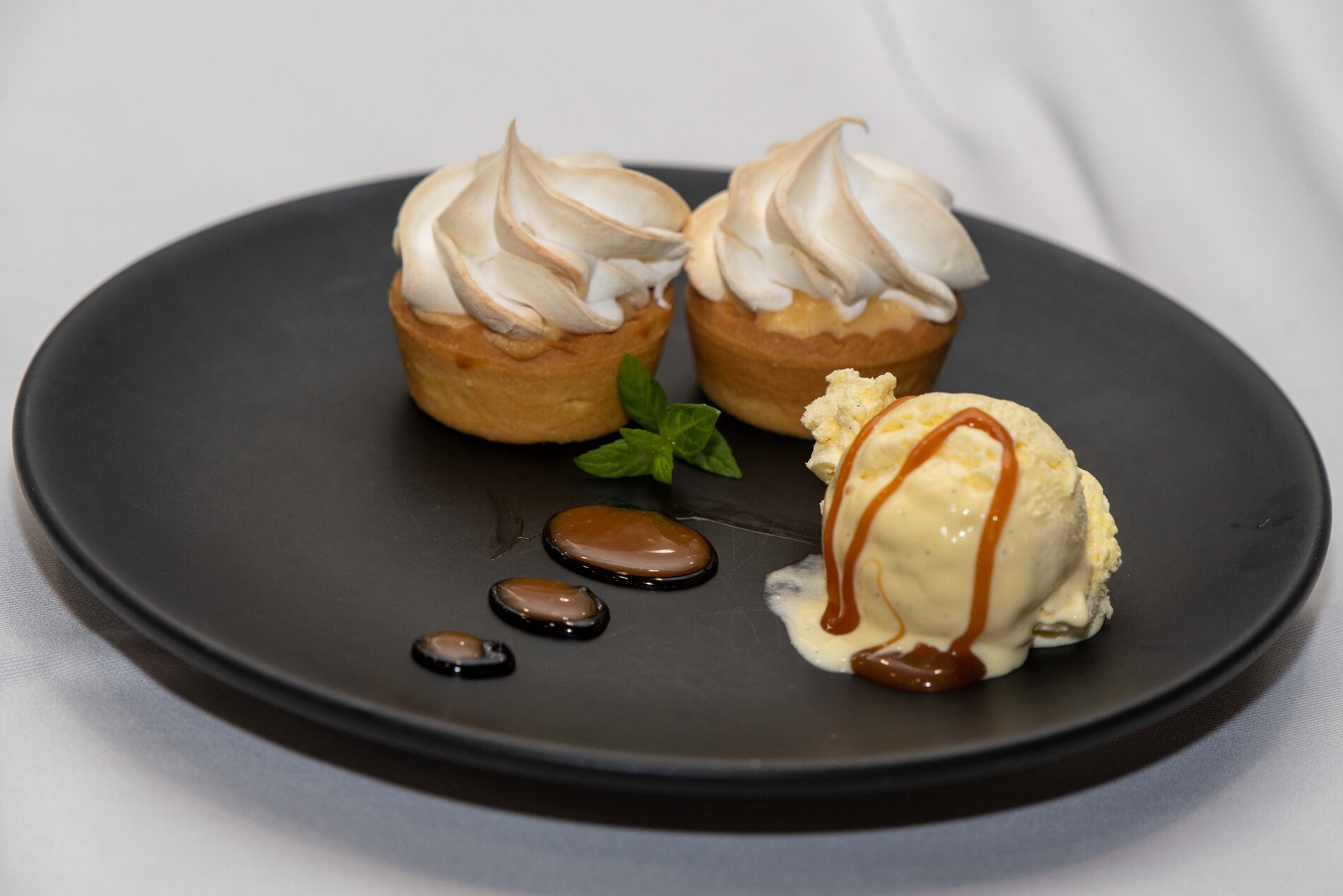 Karamelizirani kolac od jabuke sa sladoledom od vanilije i karamel umakom